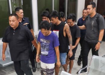 LIMA lelaki warga Indonesia mengaku bersalah ketika dihadapkan ke Mahkamah Sesyen Butterworth, Pulau Pinang hari ini atas tiga pertuduhan iaitu melakukan rompakan berkumpulan dengan bersenjatakan parang serta pisau pada Mac serta April 2026.-UTUSAN/DANIAL SAAD