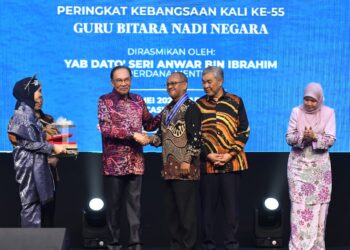 Anwar Ibrahim (dua dari kiri) menyampaikan Anugerah Tokoh Kepimpinan Pendidikan pada Sambutan Hari Guru Peringkat Kebangsaan kali ke-55 di Ipoh hari ini. - UTUSAN/ZULFACHRI ZULKIFLI.