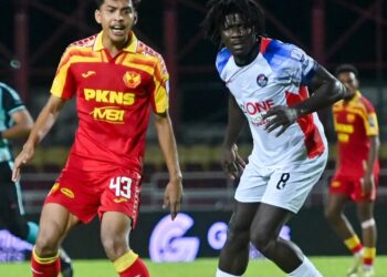 PEMAIN Selangor FC, Syahir Bashah cuba mendapatkan bola sambil diperhatikan penyerang PDRM, Elisha Kashim ketika kedua-dua pasukan itu bertemu dalam aksi liga di Stadium Majlis Bandaraya Petaling Jaya, hari ini. - Liga Bolasepak Malaysia(MFL)