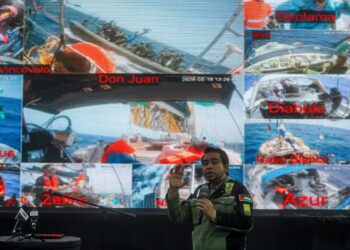 SANI Araby Abdul Alim menunjukkan rakyat Malaysia yang menyertai GSF 2.0 ditahan pada sidang akhbar perkembangan terkini GSF 2.0 di SNCC, Sepang. - UTUSAN/FAISOL MUSTAFA