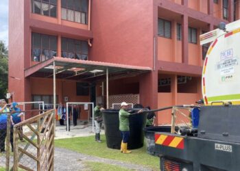SELAIN sekolah, bekalan air turut disalurkan ke lebih 50 kawasan perumahan dan kilang yang terjejas di sekitar daerah Barat Daya di Pulau Pinang