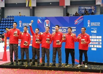 TEKONG Thailand, Pornthep Tinbangbon (hujung kiri) menjuarai acara regu Piala Dunia Sepak Takraw 2026 bersama rakan sepasukannnya selepas menewaskan Myanmar 2-1 dalam perlawanan akhir yang mendebarkan di Stadium Titiwangsa, semalam