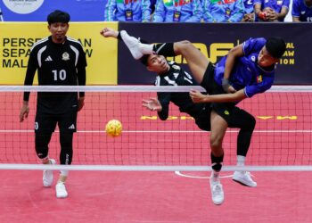 AKSI pemain sepaktakraw kebangsaan, Muhammad Zulkifli Abd Razak, Muhammad Afifuddin Mohd Razali dan Aidil Aiman Azwawi ketika menentang pasukan Myanmar dalam acara sepaktakraw Regu Berkumpulan pada Kejohanan Piala Dunia Sepaktakraw TM ISTAF 2026 di Stadium Titiwangsa di sini hari ini. -UTUSAN/SHIDDIEQIIN ZON