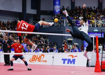 AKSI pemain sepaktakraw kebangsaan, Muhammad Zulkifli Abd Razak, Muhammad Afifuddin Mohd Razali, dan Aidil Aiman Azwawi ketika menentang pasukan Jepun pada peringkat suku akhir  sepaktakraw Regu Berkumpulan pada Kejohanan Piala Dunia Sepaktakraw TM ISTAF 2026 di Stadium Titiwangsa di sini hari ini.-UTUSAN/SHIDDIEQIIN ZON