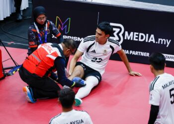 TEKONG negara Mohammad Syahir Mohd Rosdi mengalami kecederaan ketika menentang pasukan Jepun pada peringkat suku akhir sepaktakraw Regu Berkumpulan pada Kejohanan Piala Dunia Sepaktakraw TM ISTAF 2026 di Stadium Titiwangsa. -UTUSAN/SHIDDIEQIIN ZON