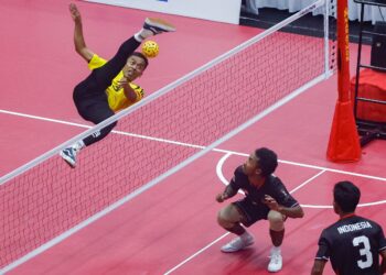 AKSI pemain sepaktakraw kebangsaan, Muhammad Haziq Hairul Nizam, Farhan Adam dan Mohd Azlan Alias ketika menentang pasukan Indonesia pada peringkat separuh akhir  sepaktakraw Regu Berkumpulan pada Kejohanan Piala Dunia Sepaktakraw TM ISTAF 2026 di Stadium Titiwangsa di sini hari ini.-UTUSAN/ SHIDDIEQIIN ZON
