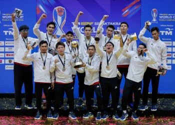 PEMAIN-pemain sepaktakraw negara dinobatkan sebagai juara selepas menewaskan pasukan Thailand pada perlawanan akhir sepaktakraw Regu Berkumpulan pada Kejohanan Piala Dunia Sepaktakraw TM ISTAF 2026 di Stadium Titiwangsa di sini hari ini.-UTUSAN/SHIDDIEQIIN ZON