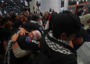 ANTARA aktivis Malaysia yang menyertai misi kemanusiaan GSF 2.0 selamat tiba KLIA Terminal 1. - UTUSAN/FAISOL MUSTAFA