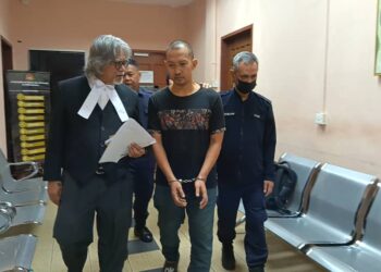 HADRIANSYAH yang diwakili peguam bela, Datuk Ram Singh, dilepas dan dibebaskan tuduhan edar dadah seberat 3,017.04 gram, 13 Mac lalu. UTUSAN/ NASRAWATI SYARIFUDDIN