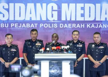 KETUA Pengarah Jabatan Siasatan Jenayah Bukit Aman, Datuk M. Kumar Muthuvelu berucap pada sidang akhbar mengenai kejayaan Jabatan Siasatan Jenayah Menumpaskan Penjenayah Kes Samun dalam Kejadian Berbalas Tembakan ketika di Ibu Pejabat Polis Daerah Kajang di sini hari ini. - UTUSAN/AMIR KHALID