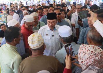 ANWAR Ibrahim (tengah) bersalaman serta beramah mesra dengan orang ramai ketika hadir pada Majlis Agihan Lembu Korban Perdana Parlimen Permatang Pauh di Masjid Daerah Seberang Perai Tengah, Bandar Perda di Bukit Mertajam, Pulau Pinang hari ini.-UTUSAN/DANIAL SAAD