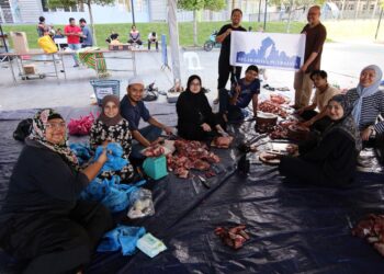KELAB Media Putrajaya menjayakan
Majlis Korban Media 2.0 dianjurkan
Bahagian Media dan Komunikasi Strategik PMO bersama GKMM di Pangsapuri Penjawat Awam Malaysia (PPAM) Ketumbar, Putrajaya.