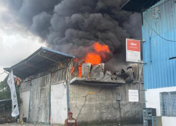 KILANG perkakasan besi musnah 90 peratus apabila premis itu terbakar di Sungai Buloh, Selangor. - GAMBAR IHSAN JBPM