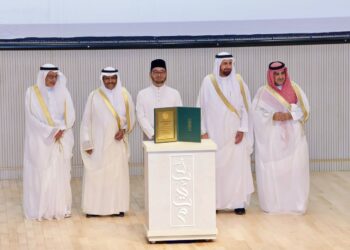 ZULKIFLI Hasan menerima Diamond Award Labbaitom dari Dr. Tawfiq Fawzan Al-Rabiah (dua dari kanan) dalam Majlis Penyampaian Anugerah Labbaitom di sini hari ini.