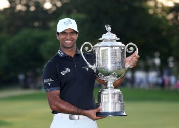 Aaron Rai meraikan kejayaan bersama Trofi Wanamaker selepas menjuarai Kejohanan PGA di Aronimink Golf Club, Pennsylvania kelmarin. - AFP