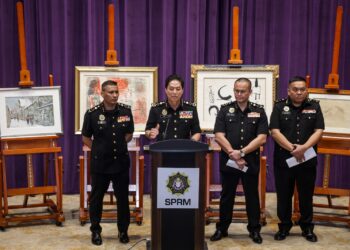 AZAM Baki pada sidang akhbar di Ibu Pejabat SPRM, Putrajaya hari ini. -UTUSAN/MUHAMAD IQBAL ROSLI
