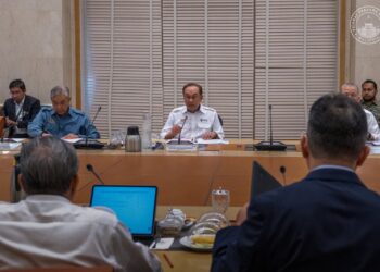 ANWAR Ibrahim ketika mendengar pembentangan utama daripada Kementerian Kesihatan Malaysia (KKM) dan Kementerian Perladangan dan Komoditi (KPK) pada Mesyuarat Majlis Tindakan Ekonomi Negara (MTEN). - FB ANWAR IBRAHIM