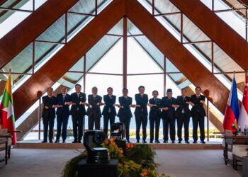 ANWAR Ibrahim bersama pemimpin negara ASEAN semasa retreat ASEAN ke 48 di Cebu, Filipina. - FB ANWAR IBRAHIM