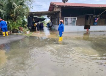 ANGGOTA APM Daerah Kuala Muda memantau situasi air pasang besar di Kampung Huma, Mukim Merbok di Sungai Petani. - IHSAN APM