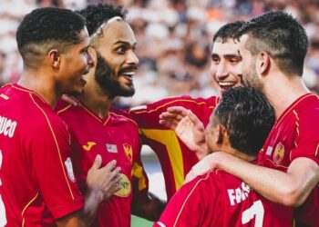 PEMAIN-pemain Selangor FC meraikan kejayaan menewaskan wakil Vietnam, Nam Dinh 2-1 dalam aksi separuh akhir kedua Kejuaraan Kelab ASEAN 2026, kelmarin. Selangor yang mencatat kemenangan agregat 4-1 akan menentang Buriram United dalam perlawanan akhir. - IHSAN SELANGOR FC