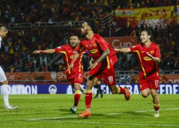Trio Selangor FC, Faisal Halim, Chrigor Moraes dan Kim Ji-ho meraikan jaringan gol  menentang kelab Vietnam, Nam Dinh FC pada perlawanan separuh akhir pertama Kejuaraan Kelab ASEAN (ACC) di Stadium Majlis Bandaraya Petaling Jaya, kelmarin.  – UTUSAN/SHIDDIEQIIN ZON