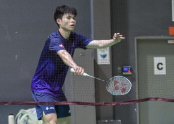 Justin Hoh menjalani sesi latihan skuad badminton kebangsaan di Akademi Badminton Malaysia, Bukit Kiara, Kuala Lumpur, semalam. - UTUSAN/SYAKIR RADIN