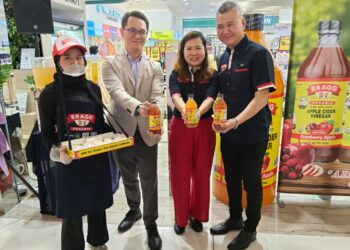 ANNIE Sim (dua dari kanan) dan Foo Fung Jiun (dua dari kiri) di acara pelancaran Bragg Organic ACV Blends di Kuala Lumpur hari ini.