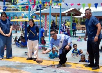 TUANKU Syed Faizuddin Putra Jamalullail (dua dari kanan) berkenan mengikuti acara sukaneka bowling kelapa bersempena Sambutan Hari Keluarga Rejimen 504 Askar Wataniah Tahun 2026 di My Home Village, Arau, Perlis, baru-baru ini.-UTUSAN