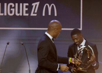 Pemain sayap Perancis, Ousmane Dembele (kanan) menerima anugerah Pemain Terbaik Ligue 1 daripada bekas penyerang Ivory Coast, Didier Drogba (kiri) pada majlis Anugerah Bola Sepak Perancis UNFP edisi ke-34 di Paris, 11 Mei 2026. - AFP