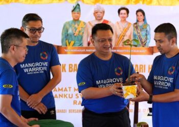 TUANKU Syed Faizuddin Putra Jamalullail berkenan merasmikan projek penanaman pokok bakau sempena Hari Hutan Antarabangsa 2026 di KomaLaut, Kuala Perlis.-UTUSAN