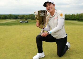 Jeeno Thitikul memegang trofi Kejohanan Terbuka Americas LPGA Mizuho di Mountain Ridge Country Club, New Jersey, semalam. - AFP