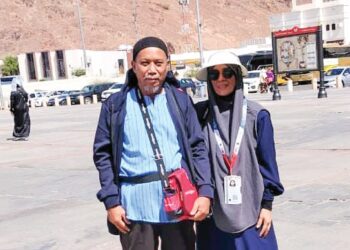 MOHAMAD Nor Sulaiman (kiri) dilaporkan rebah sebelum meninggal dunia di Masjidil Haram, Mekah
