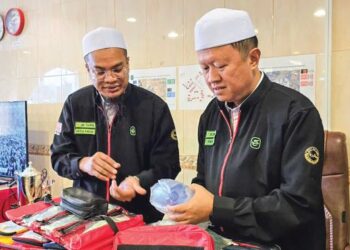 DR. MOHAMAD Zamri Harun (kanan) bersama Ketua Pakar Perubatan Operasi Haji, Dr. Muhammad Taufiq Rosli melakukan persiapan terakhir menjelang hari wukuf di Mekah, baru-baru ini.