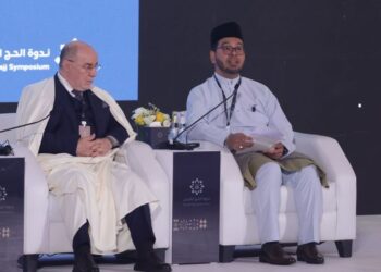 ZULKIFLI Hasan menyampaikan kertas kerja dalam dalam Simposium Haji Antarabangsa di Jeddah, semalam.
