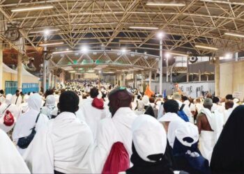 JEMAAH haji Malaysia bergerak untuk menunaikan ibadah melontar di Kompleks Jamarat di Mina, Mekah.