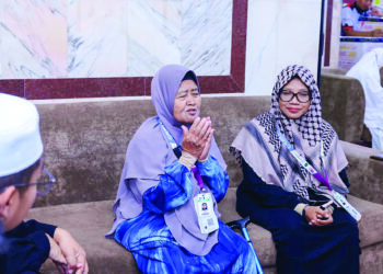 MORATON Hassan bersama menantunya, Azizah Wahab ketika ditemui di Hotel Qars Al Janadriyah di Mekah.