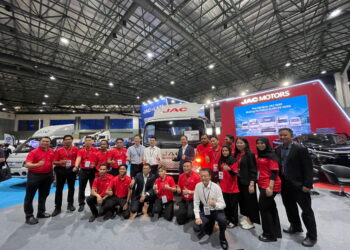 JASON Jia (depan, tiga dari kiri) bersama pengurusan dan kakitangan JAC Auto selepas majlis pelancaran trak JAC N90 sempena Ekspo Kenderaan Komersial Malaysia 2026 di Seri Kembangan, Selangor, hari ini. - UTUSAN/ZABRY MOHAMAD
