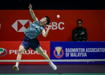 Pemain perseorangan lelaki kebangsaan, Justin Hoh ketika menentang pemain perseorangan lelaki Indonesia, Anthony Sinisuka Ginting dalam saingan di Kejohanan Badminton Masters Malaysia 2026 di Unifi Arena di sini, semalam. Justin Hoh tewas, 16-21, 14-21. -UTUSAN/MUHAMAD IQBAL ROSLI