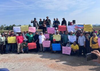 PARA pesawah bersama pemimpin masyarakat mengadakan Himpunan Aman Pesawah bagi menyuarakan kesukaran dihadapi di Kampung Alor Setoi, Alor Setar.