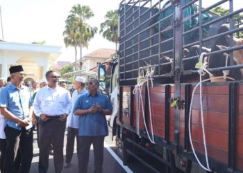 MUHAMMAD Sanusi Md Nor pada Majlis Penyerahan Lembu Korban di Seri Mentaloon, Alor Setar.