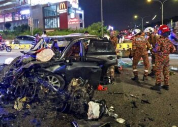 PASUKAN Jabatan Bomba dan Penyelamat (JBPM) membawa keluar seorang mangsa lelaki yang tersepit selepas terbabit dalam kemalangan di Lebuhraya SILK berhampiran Amerin Mall, Balakong, Kajang, malam tadi. - UTUSAN/MUHAMAD IQBAL ROSLI