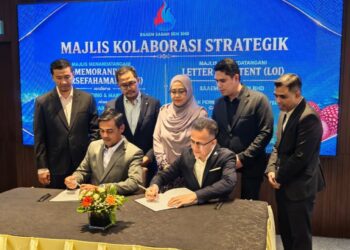 NASARUDDIN Salim (kanan) dan Pengarah Urusan SAA Engineering & Marine Sdn. Bhd, Mohammad Saufi Yusof menandatangani MoU di Kota Kinabalu, Sabah hari ini.