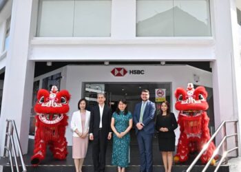 LINDA Yip (tengah) semasa Perasmian Pusat Premier baharu ketiga di cawangan Subang Jaya baru-baru ini.
