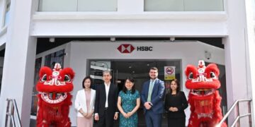 LINDA Yip (tengah) semasa Perasmian Pusat Premier baharu ketiga di cawangan Subang Jaya baru-baru ini.
