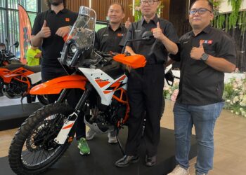 GOI Seong Keng (dua, kiri) dalam majlis pelancaran empat model baharu motosikal siri KTM 390 di Rawang, Selangor, semalam. - UTUSAN/ZABRY MOHAMAD