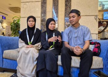 SITI Munirah Mohd. Mustafa (kiri) bersama dua adiknya, Illi Rashidah Mohd. Mustafa (tengah) dan Ali Abdillatif Mohd. Mustafa ketika ditemui di Hotel Penginapan Al-Tayseer, Mekah, semalam.