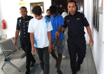 Tiga individu yang dikejar polis sejauh kira-kira 135 kilometer (km) dari Serdang hingga ke Alor Gajah sebelum ditahan dihadapkan ke Mahkamah Majistret di sini hari ini atas pertuduhan memiliki dadah jenis heroin seberat 2.16 gram bulan lalu.