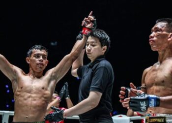 Mohd Rifdean Masdor (kiri) menewaskan wakil Laos, Petkiattisak O Sansuk pada aksi ONE Friday Fights 153 di Stadium Lumpinee, Bangkok, kelmarin. - IHSAN ONE CHAMPIONSHIP