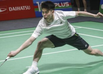 Leong Jun Hao menguji gelanggang di Unifi Arena Bukit Jalil, semalam. - UTUSAN/MUHAMAD IQBAL ROSLI