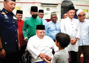 TUANKU Syed Sirajuddin Jamalullail bersama rakyat jelata.